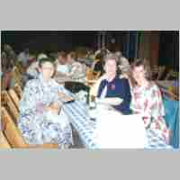 592-1084 Hauptkreistreffen 1989 Syke. Hildegard Dieprink mit ihrer Schwester und Tochter.jpg